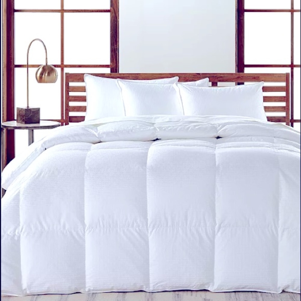 Hotel collection comforter (queen)